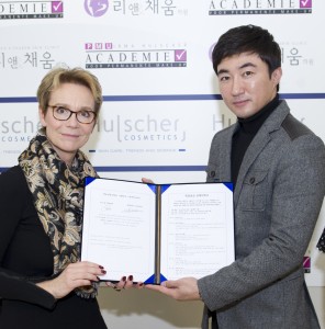 Lee & Chaeum is het beste PMU-Bedrijf van Zuid-Korea. Zij maken hun eigen naalden.